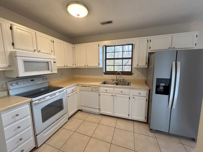 Building Photo - Charming 3 bedroom, 2 bathroom one level home in Murrayville!