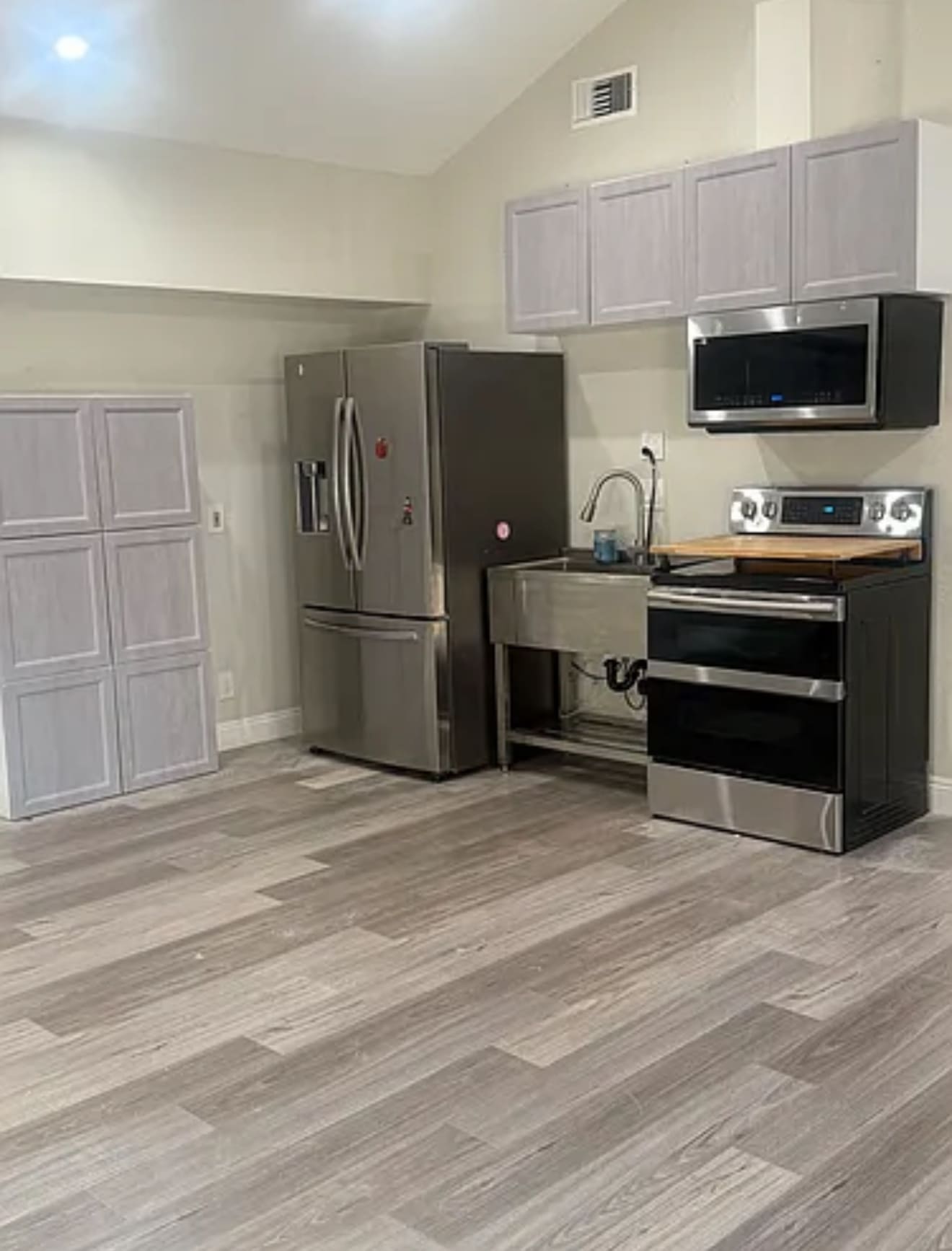 Building Photo - 681 Kenwood St