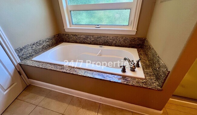 Building Photo - Large 4BD I 2.5BA Home - West Linn!