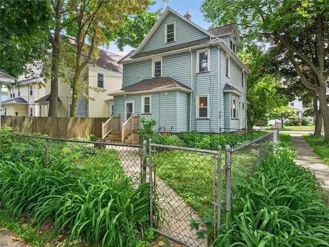 Building Photo - 919 S Goodman St