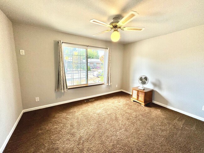 Building Photo - Lovely one level home in Northwest Santa R...