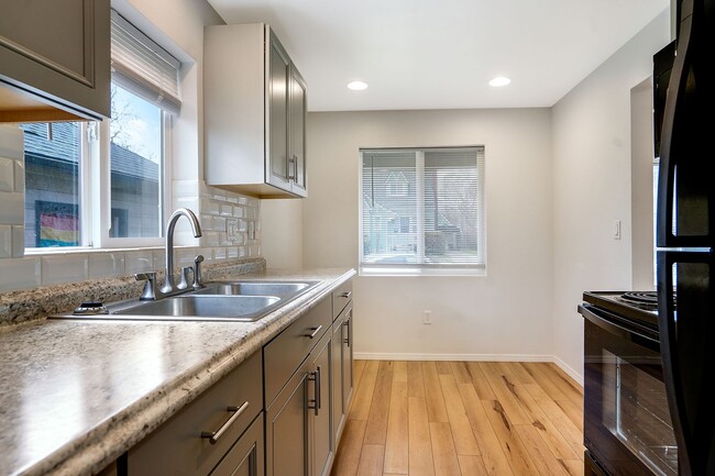 Building Photo - Cute 1 bedroom, 1 bathroom home near downt...