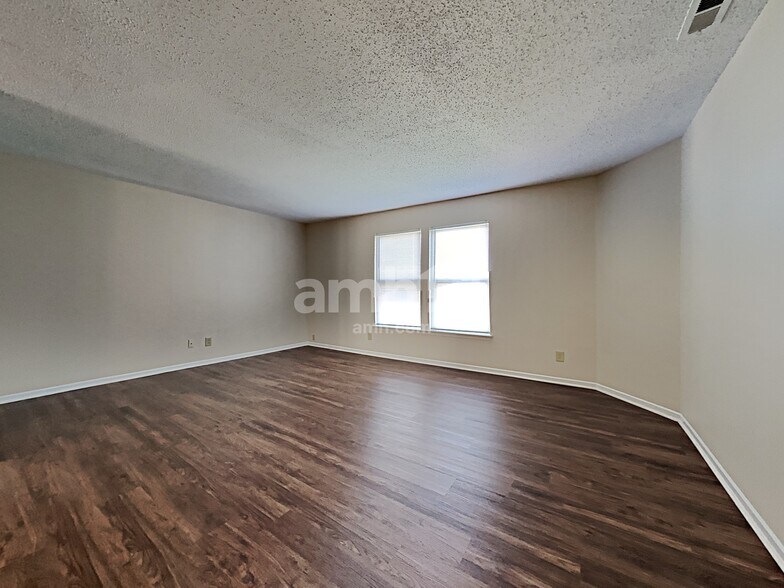 Building Photo - 6838 W Stansbury Blvd
