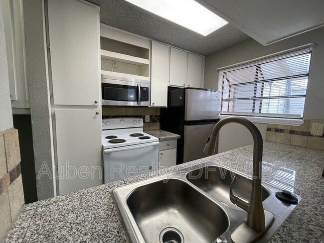 Building Photo - 602 Bellaire Dr