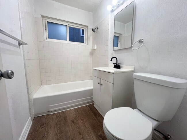 Building Photo - 1 Bed 1 Bath Pacific Beach Apartments