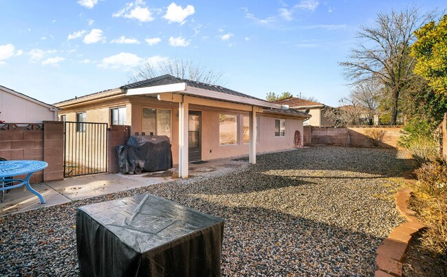 Building Photo - Cozy Home with ENCLOSED BACKYARD