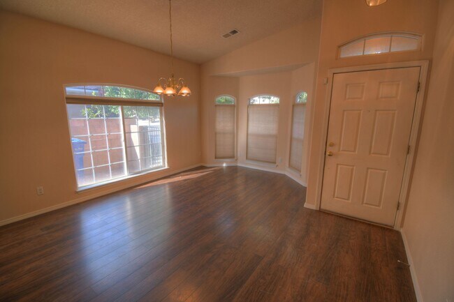 Building Photo - NW Heights --3 Bedroom 2 Bathroom 2 Car Ga...