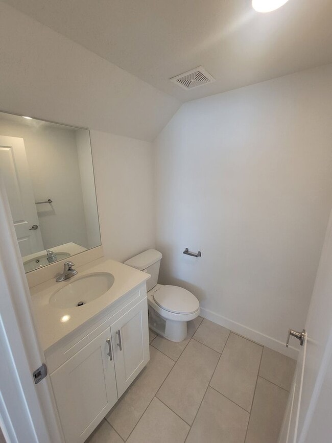 Building Photo - GORGEOUS Spacious Town Home