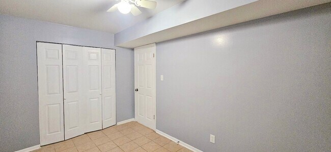 Building Photo - 2444 W Homer St