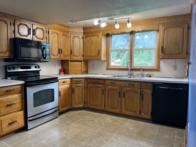 Building Photo - Spacious 4-5 Bedroom, 1.5 Bathroom 2-Story...