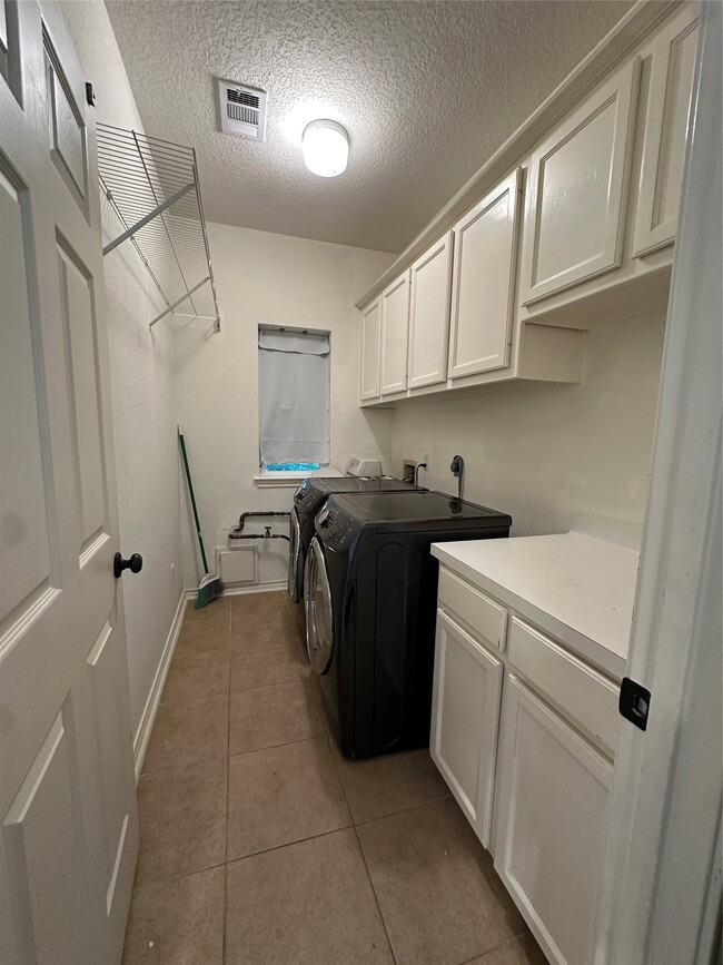Building Photo - 3206 Oakland Dr