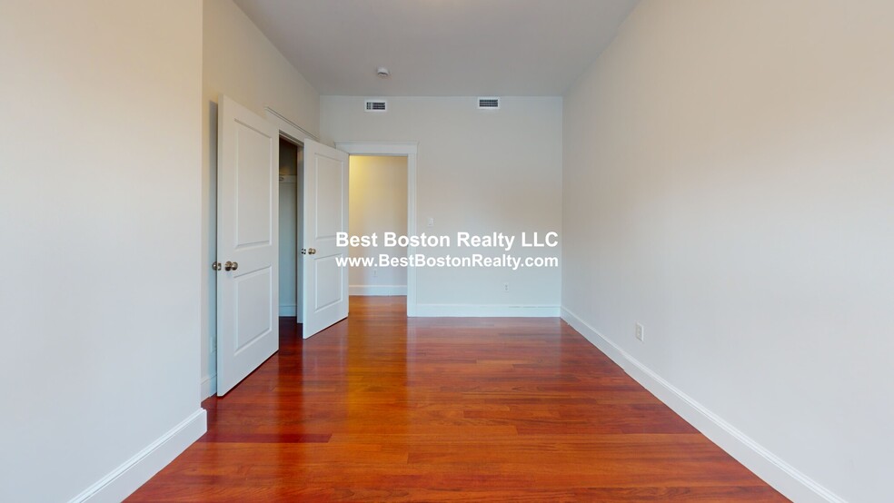 Building Photo - 156 School St