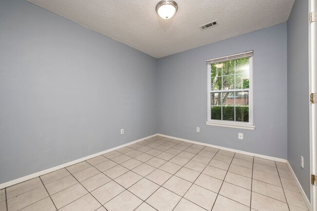 Building Photo - Quaint Rogers Home!