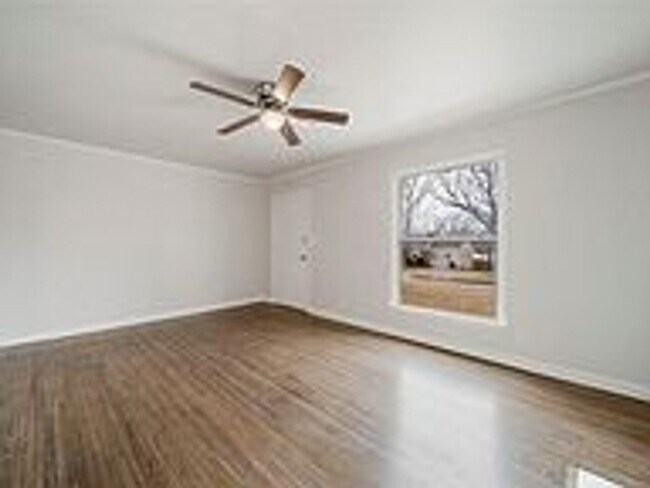 Building Photo - Updated 2 Bed 1 Bath Rental Home Tulsa