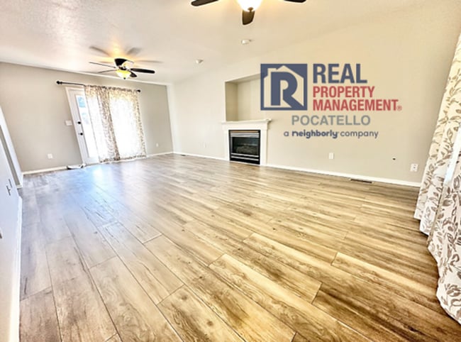 Building Photo - 5 Bedroom 3.5 Bath House - Pet Friendly