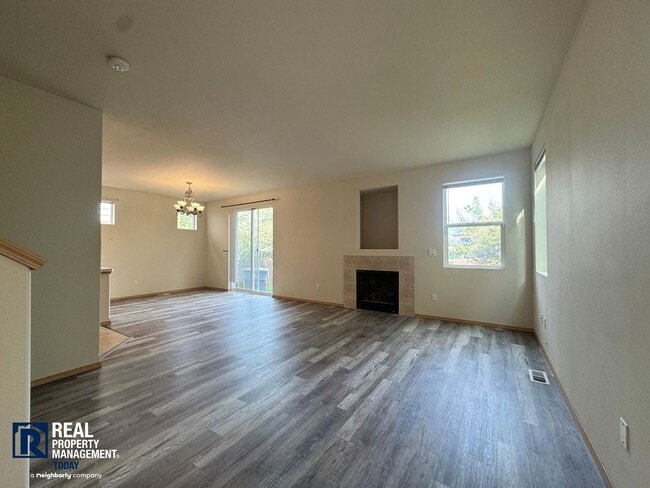 Building Photo - 3BR Silver Creek Home w/ Loft, Fireplace & 2-Car Garage!!