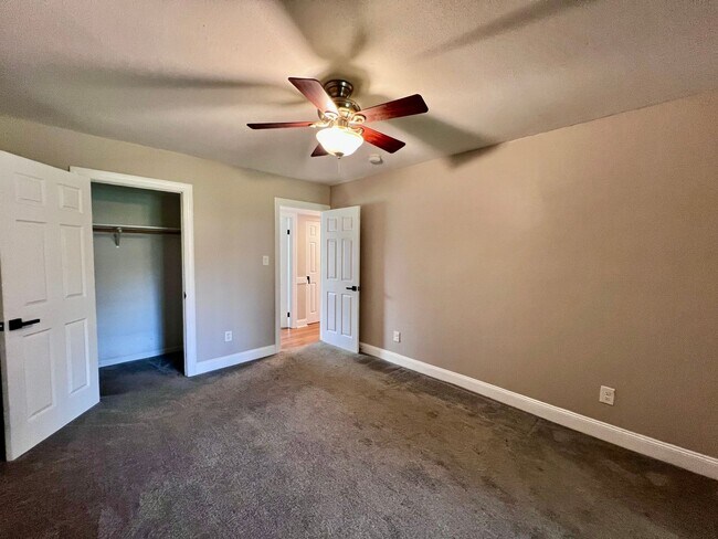 Building Photo - 684 Orangewood Dr