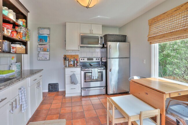 Building Photo - New Price! Beautiful 3 Bedroom home in des...