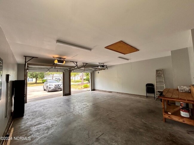 Building Photo - Beautiful brick home in sought-after Sandp...