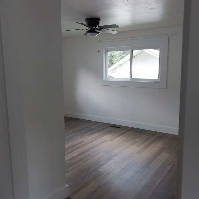 Building Photo - Cottage Style Dollhouse with $300/mo utility allowance!