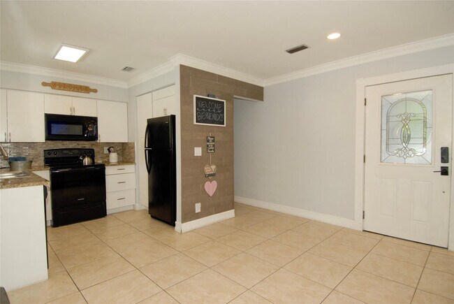 Building Photo - 21 NE 57th Ct