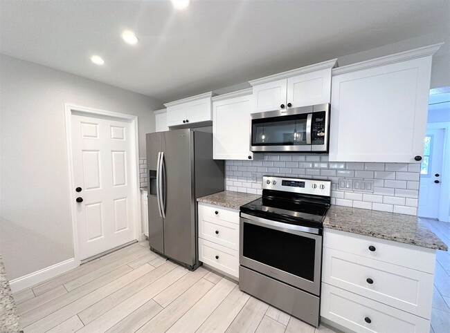 Building Photo - ** CENTRAL NAPLES ** 3 BED + DEN / 2 BATH ** GARAGE - NO HOA! ** ANNUAL RENTAL **