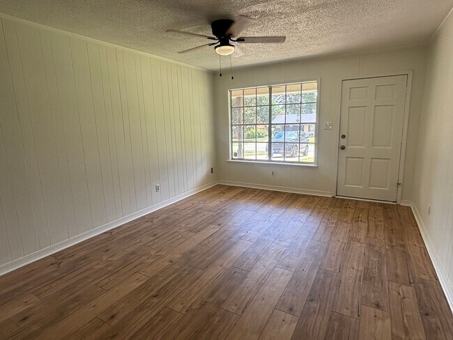 Building Photo - CHARMING UPDATED HOME IN MCRARY'S SOUTHERN HILLS
