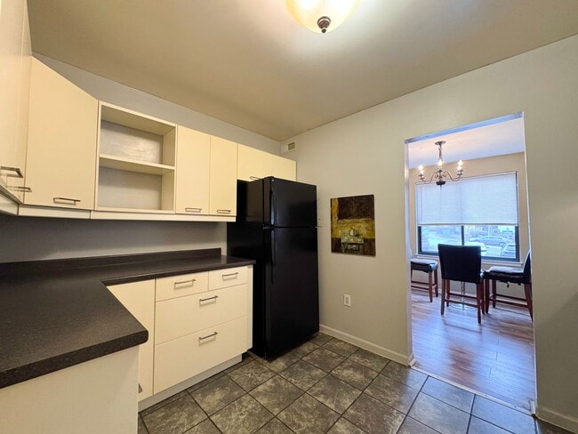Building Photo - Sun-filled 1 Bed 1 Bath Condo With Balcony In Hawthorne Village