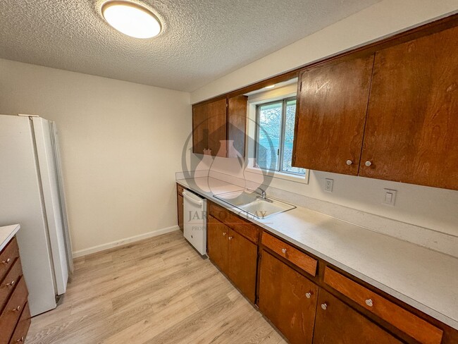 Building Photo - Beautifully Renovated Home -