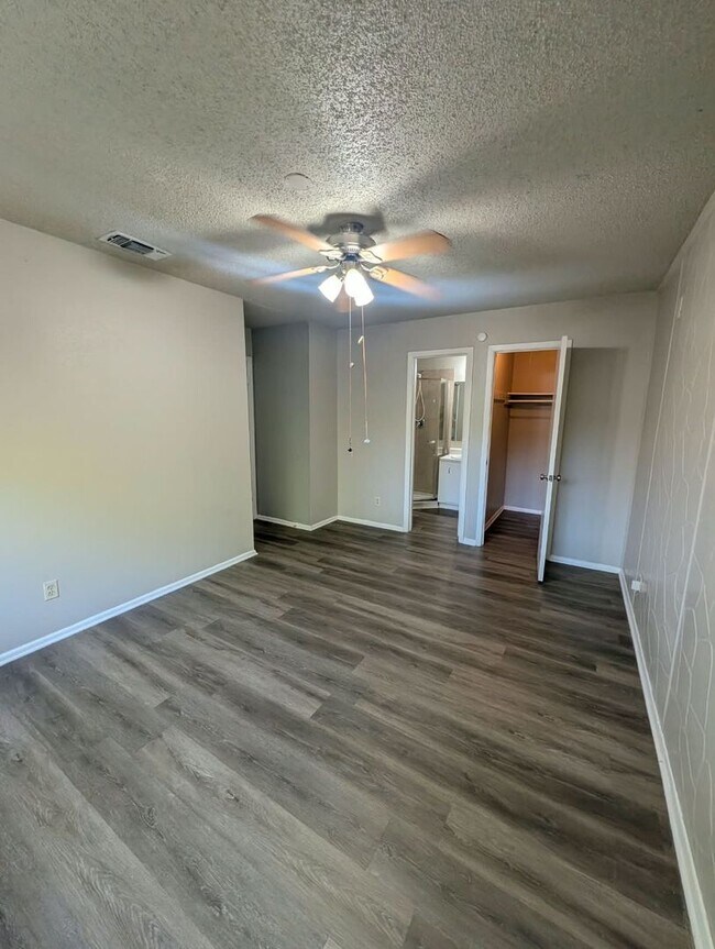 Building Photo - 6807 Blue Lake Dr