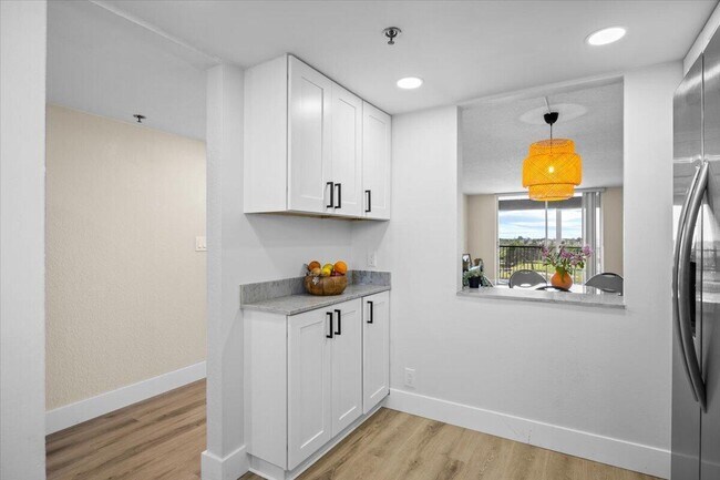 Building Photo - 3100 W Rolling Hills Cir