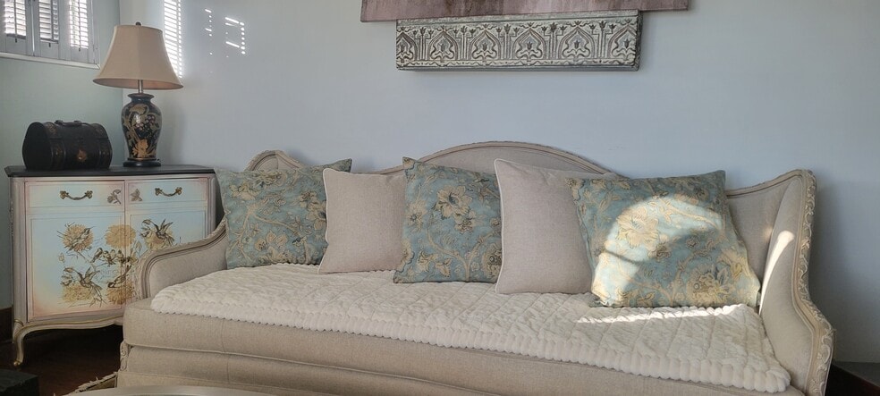 Building Photo - 1055 NE Grandview Dr