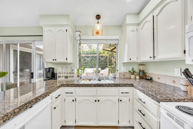 Building Photo - Adorable 3 bedroom 2 bath home