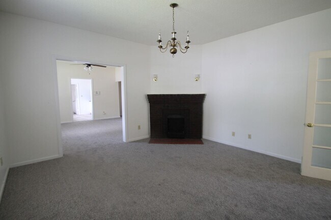Building Photo - 556 Flint St