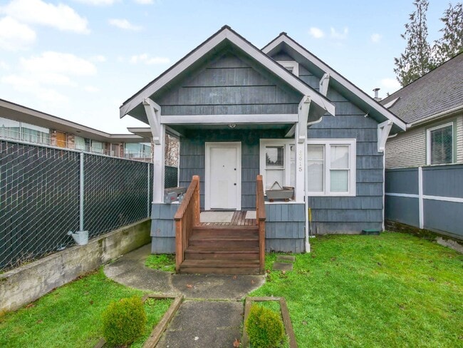 Building Photo - 3 Bed and 1 Bath Beautiful Duplex is Available for Rent!
