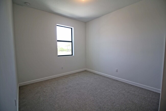 Building Photo - 14050 SW Thorens Dr