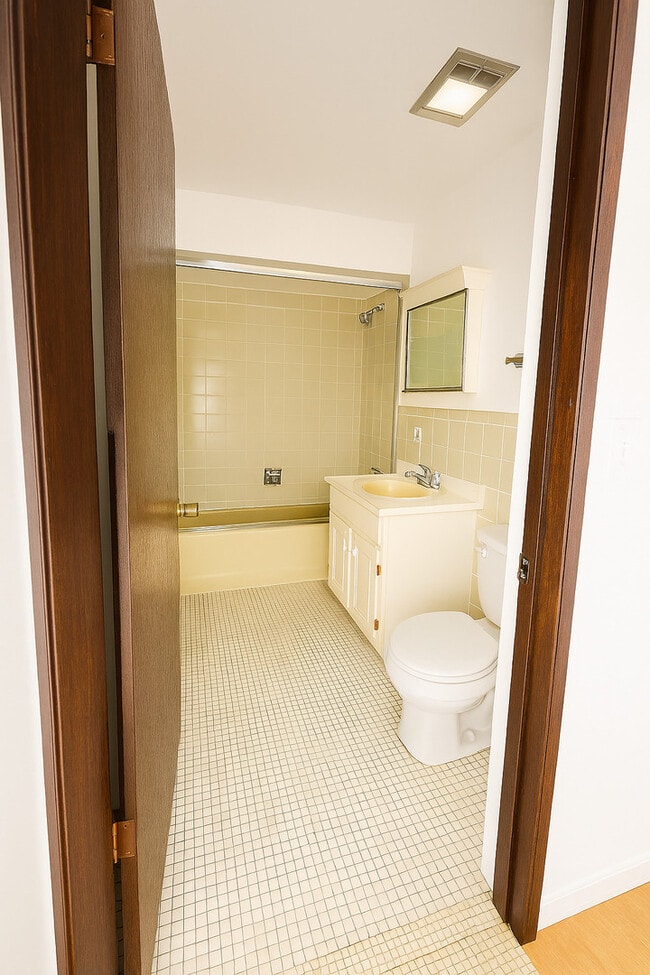 Building Photo - 336 Lathrop Ave