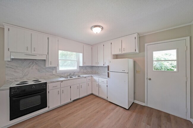 Building Photo - 3/1 ranch home on 4 acres