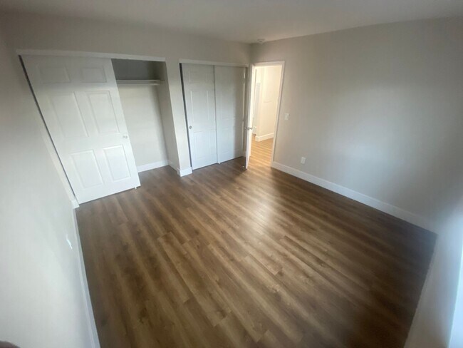 Building Photo - 637 Shepherd Ave