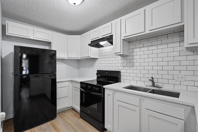 Building Photo - 520 Lenora Dr