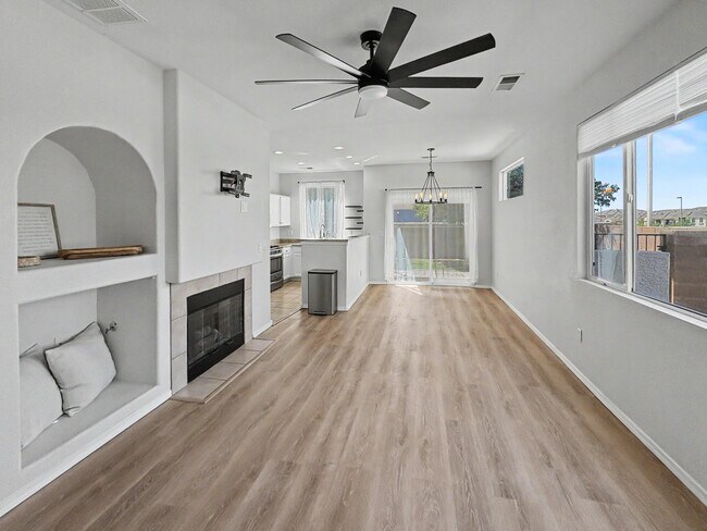 Building Photo - 6501 San Antonio Dr NE