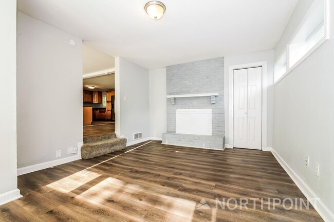 Building Photo - 3 BR/1.5BA | Newly Renovated Single Family Home |  Fenced backyard | In Kansas City!