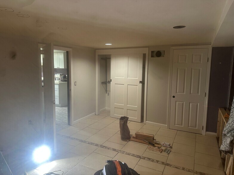 Building Photo - 228 7th Ln