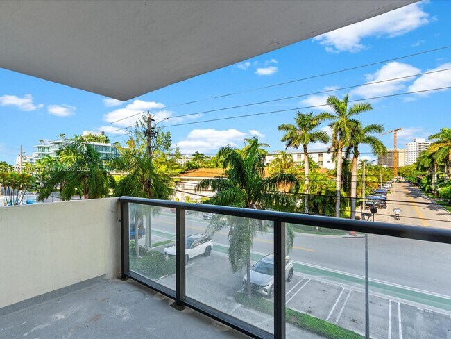 Building Photo - 9800 W Bay Harbor Dr