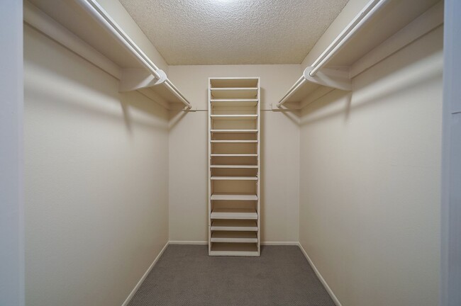 Building Photo - Exceptional 6-Bedroom Residence Near ASU with Garage & Modern Conveniences