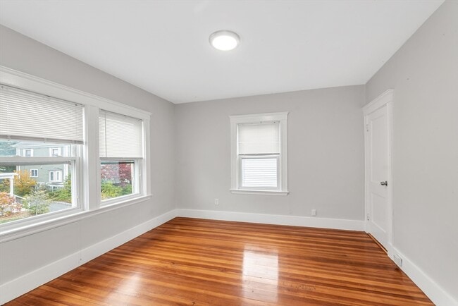 Building Photo - 204 Maple St