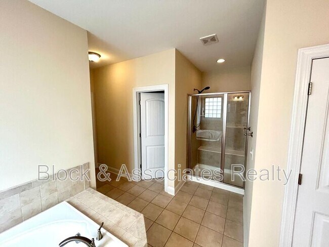 Building Photo - 706 Weavers Ridge Dr