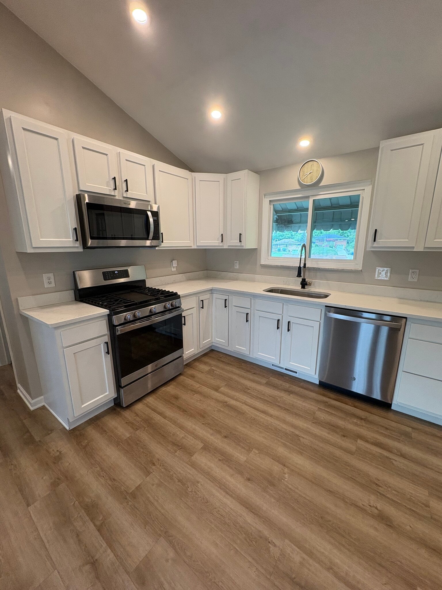 Building Photo - 1624 Sillview Dr