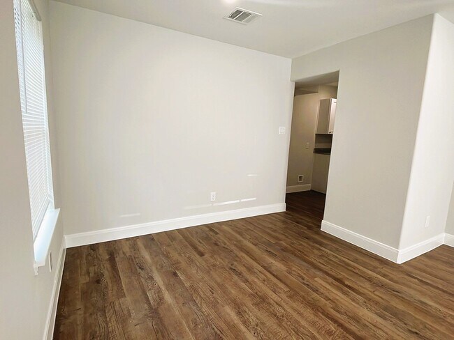 Building Photo - 711 S Houston Ave