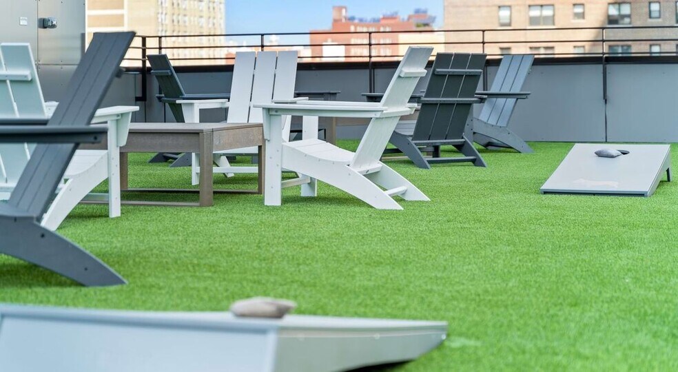 Building Photo - 5440 N Sheridan Rd